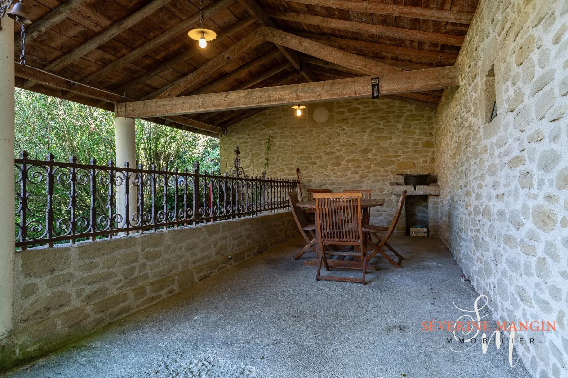 Exterior photo 2