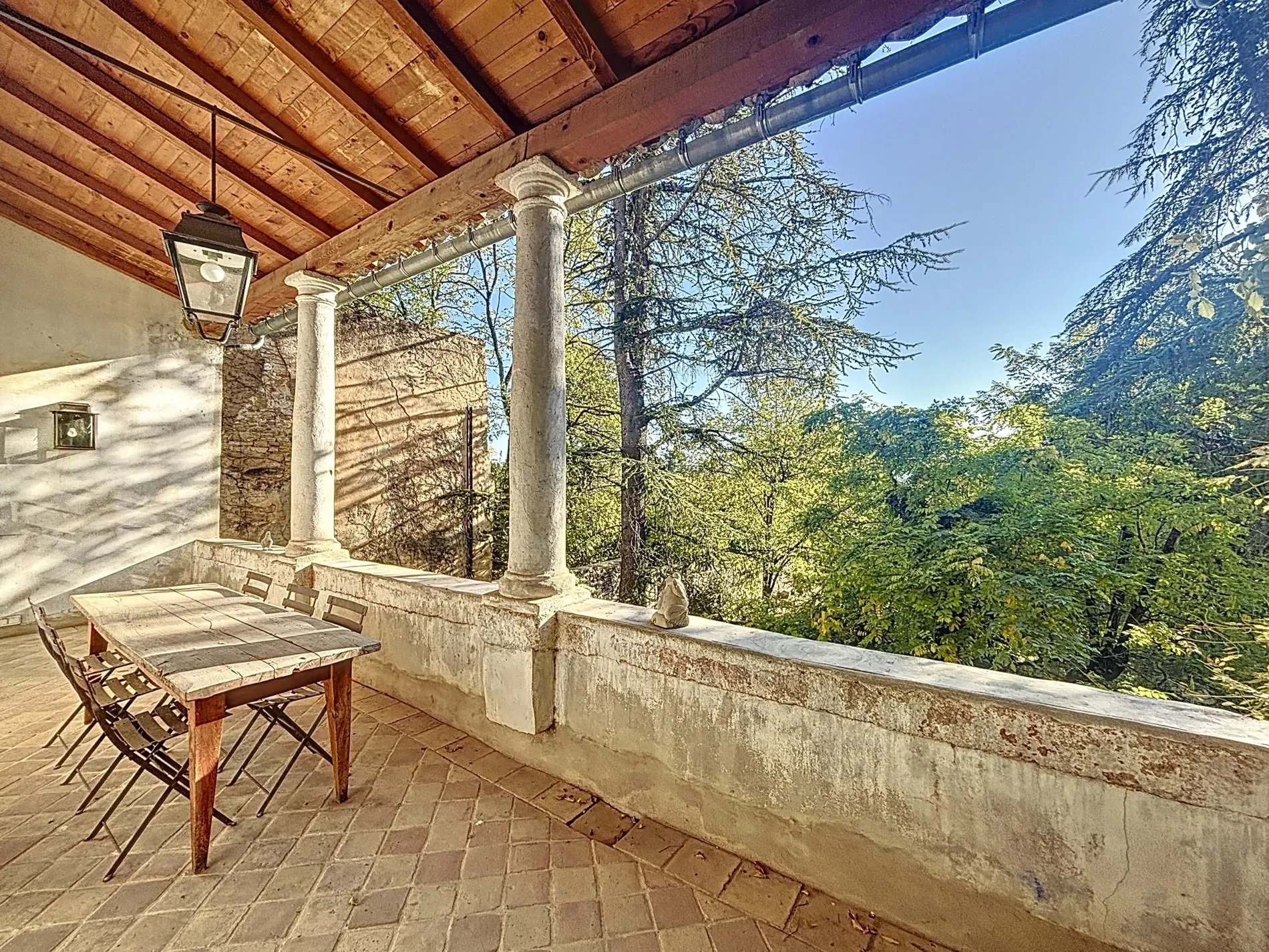Exterior photo 5