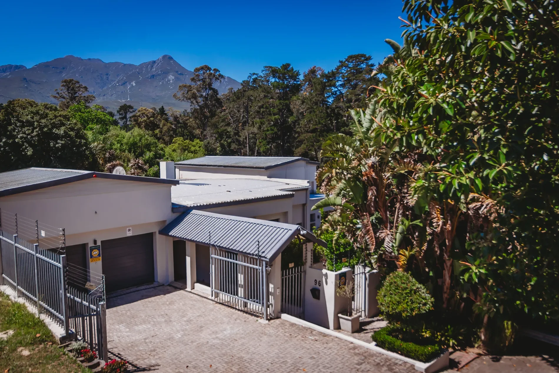 Exterior photo 3
