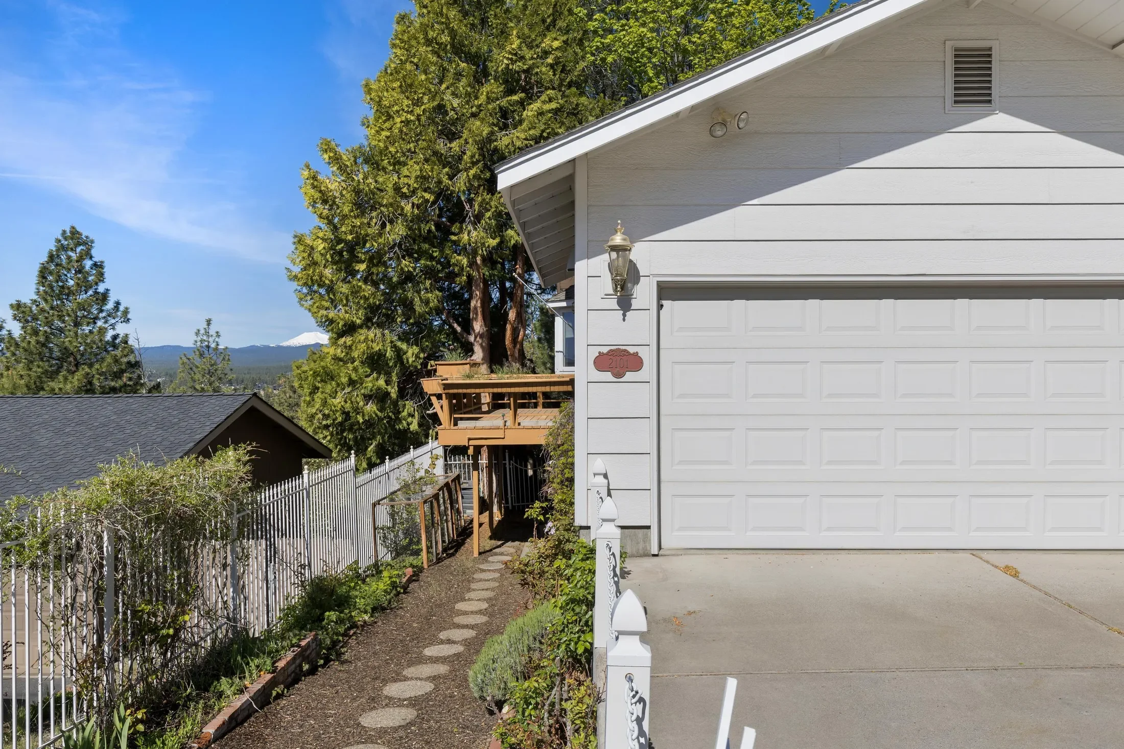2101 NW Cascade View Drive, Bend, Oregon, United States. - Photo 2