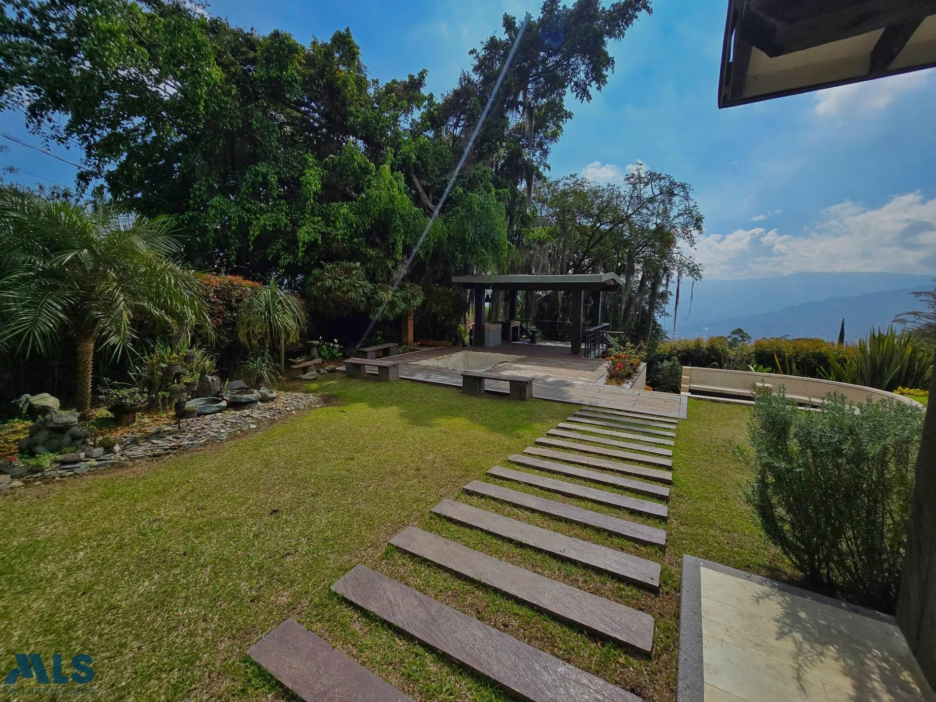 Exterior photo 5