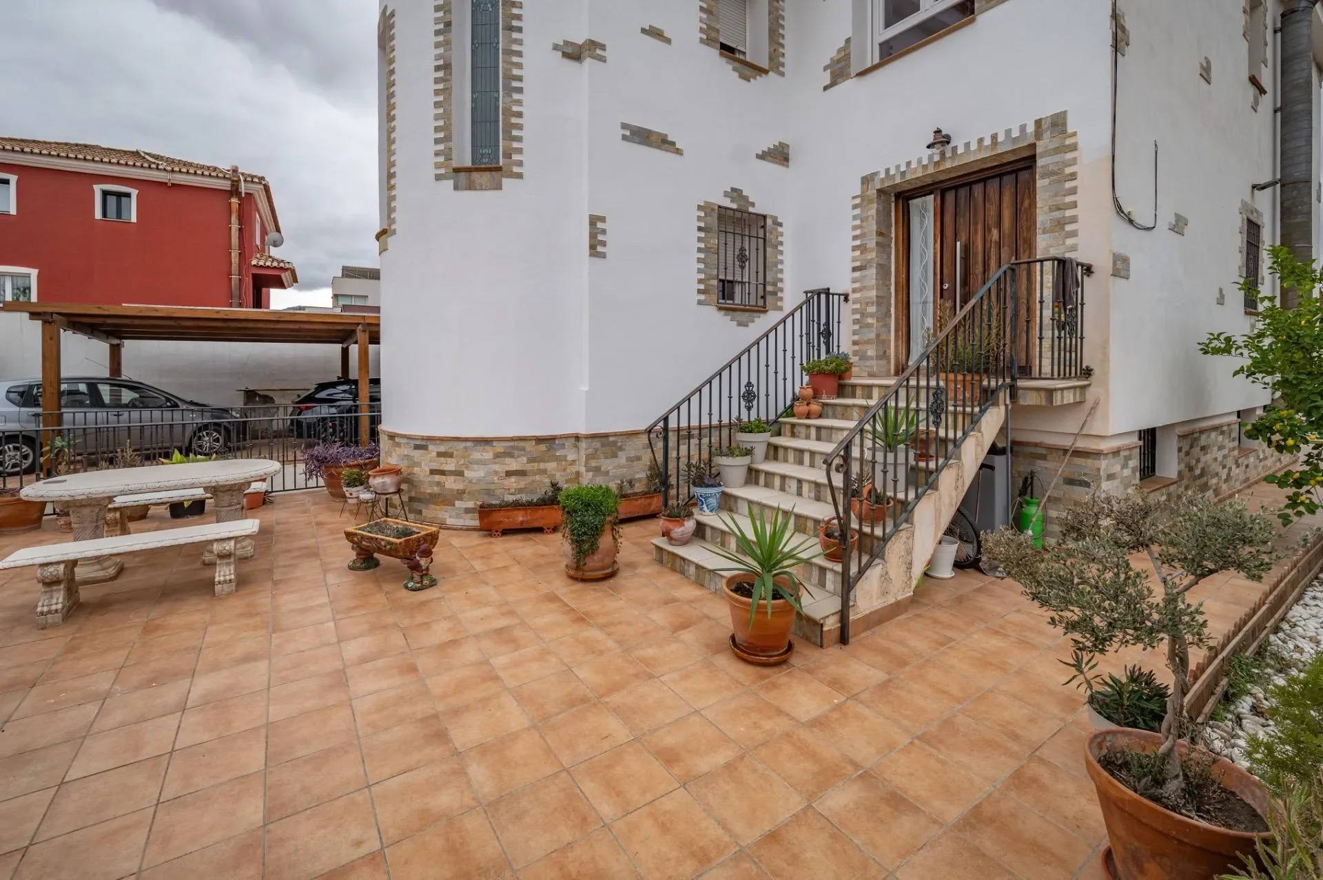 Exterior photo 3