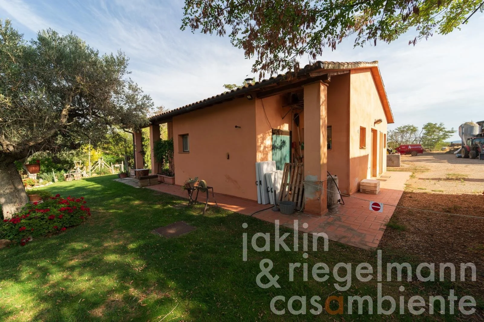 Exterior photo 5