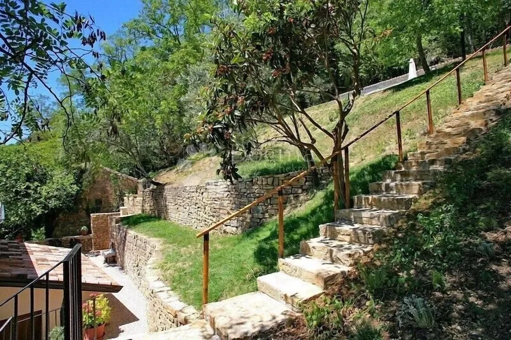 Exterior photo 8