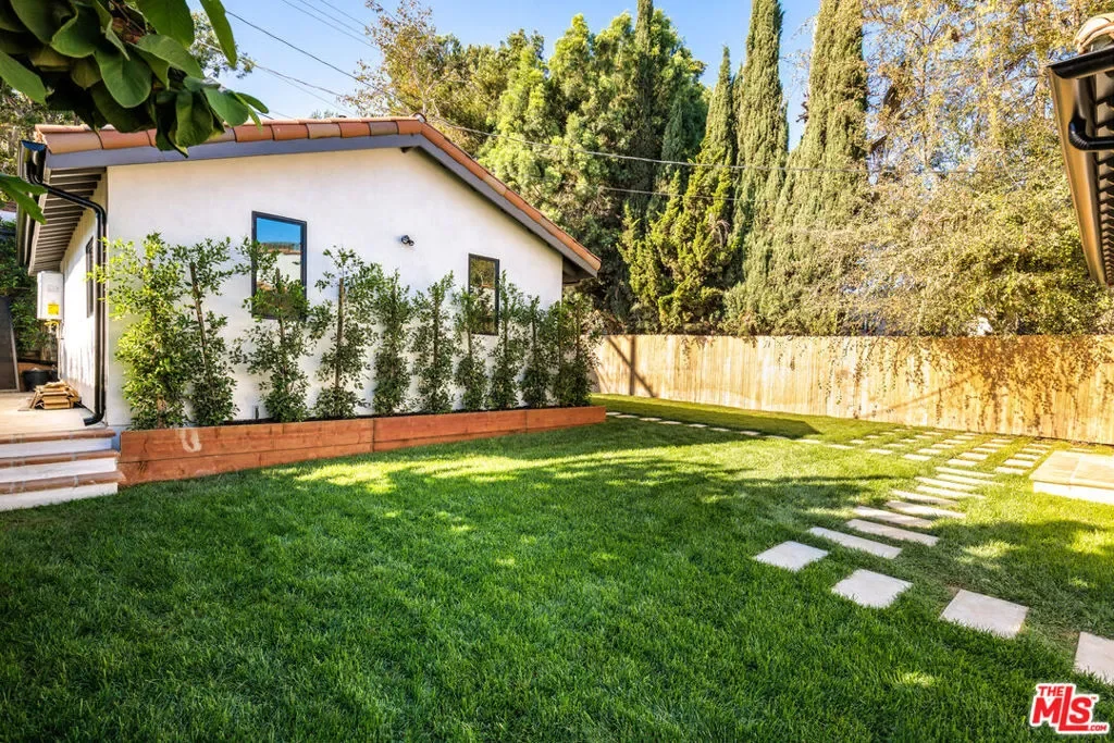 913 S Mullen Avenue, Los Angeles, California, United States. - Photo 23