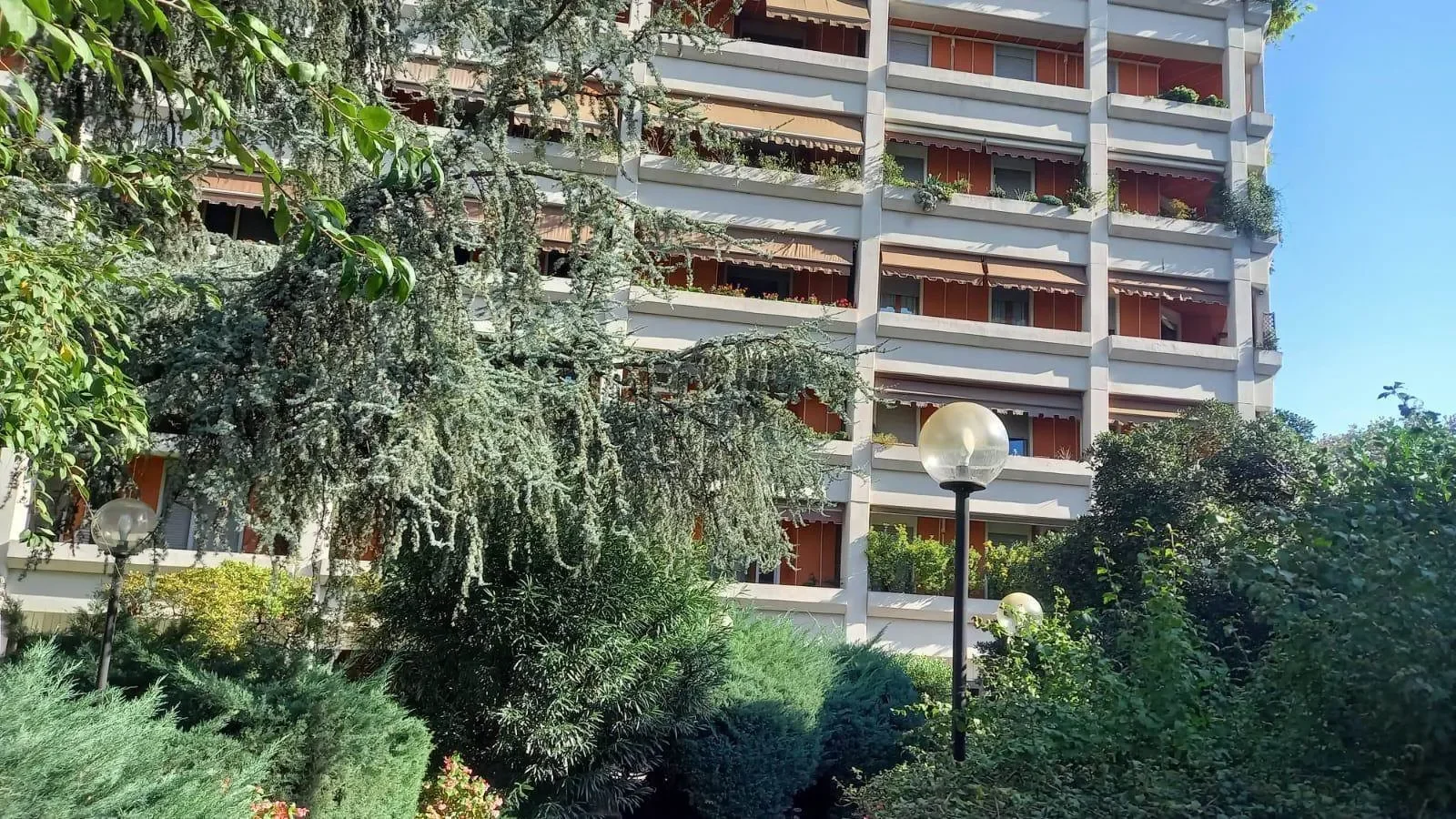 Exterior photo 5