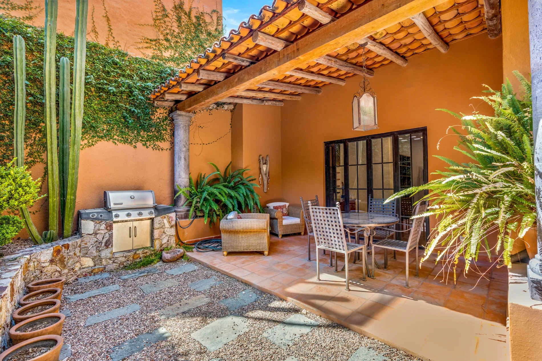 Exterior photo 4
