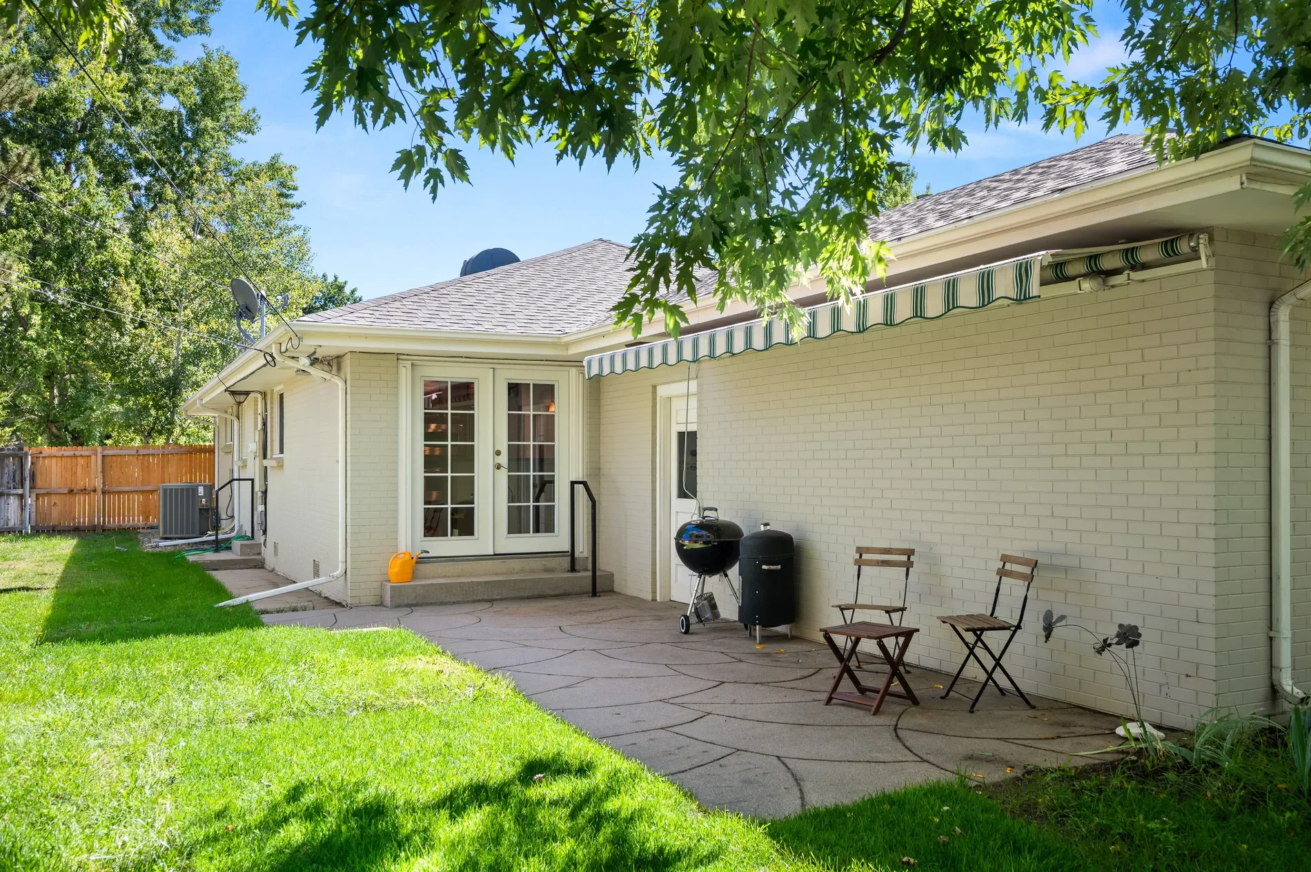 Exterior photo 3