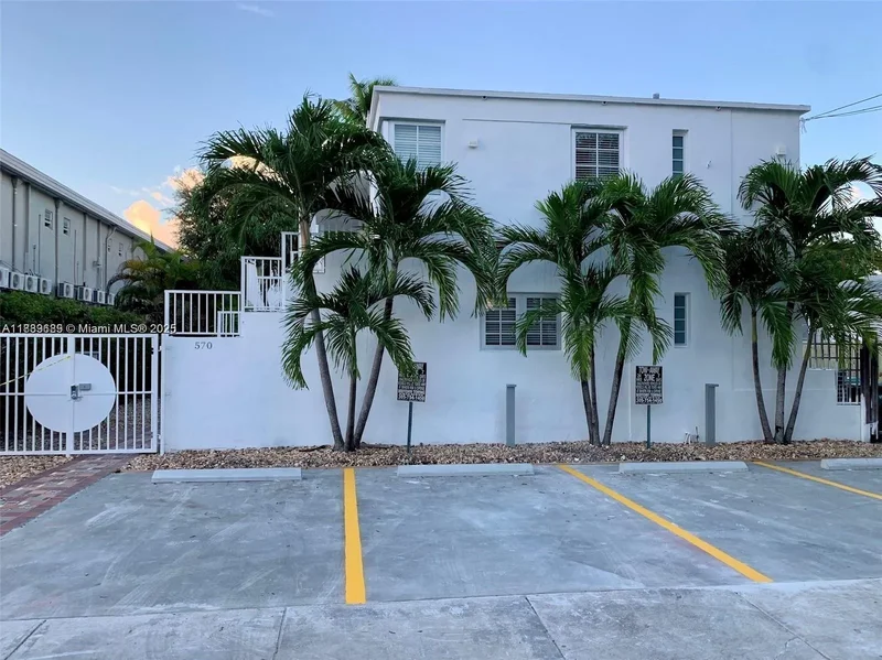 570 NE 68th St, Miami, Florida, United States. - Photo 18