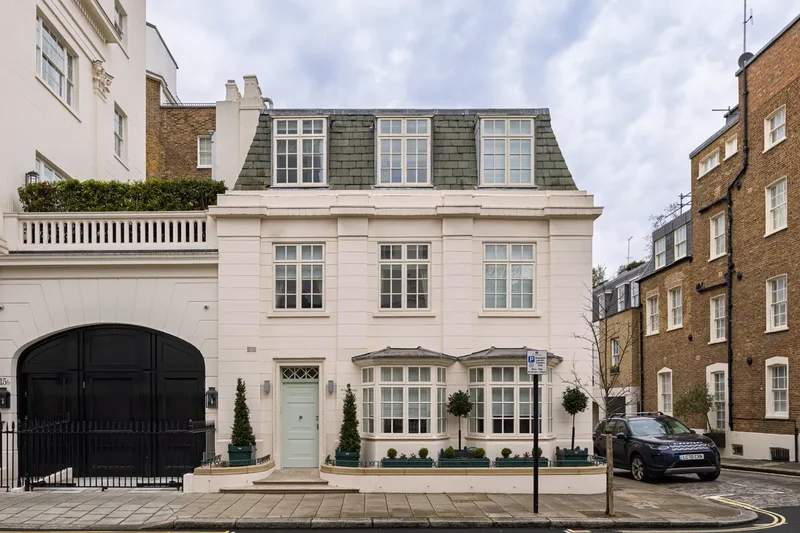 An elegant and beautifully proportioned Belgravia townhouse offering over 2,900 sq ft of refined liv