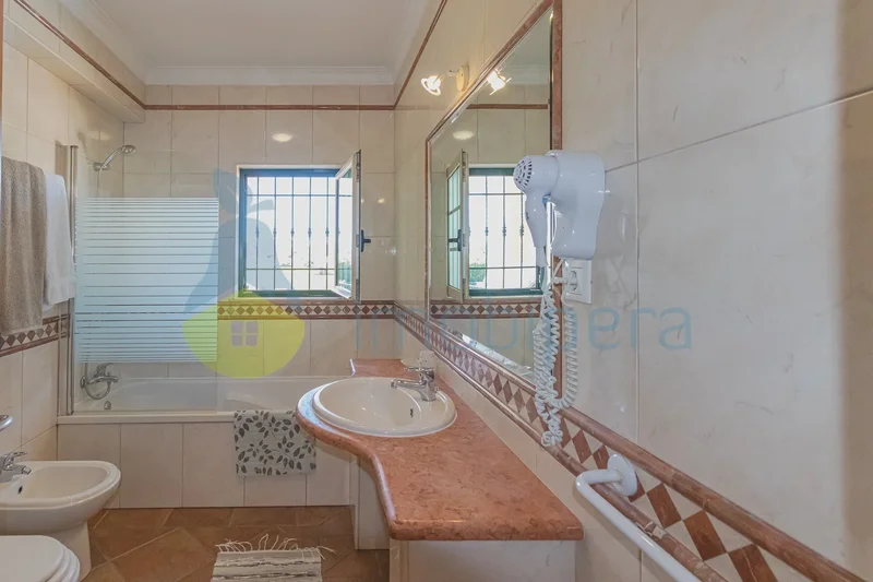 Algarve, Albufeira, House, with pool, in excellent condition, with air conditioning, close to all se