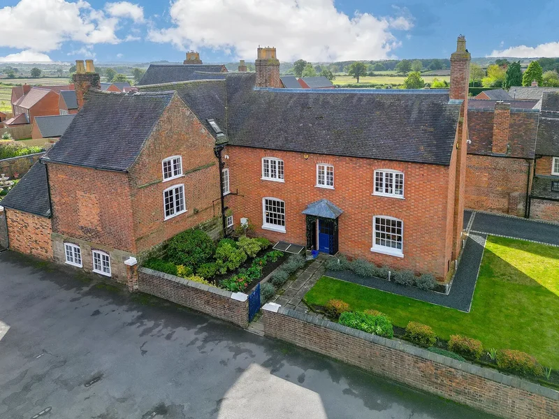 6 bedroom Detached House for sale in Tamworth