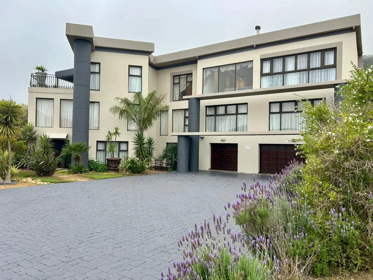 Exterior photo 8