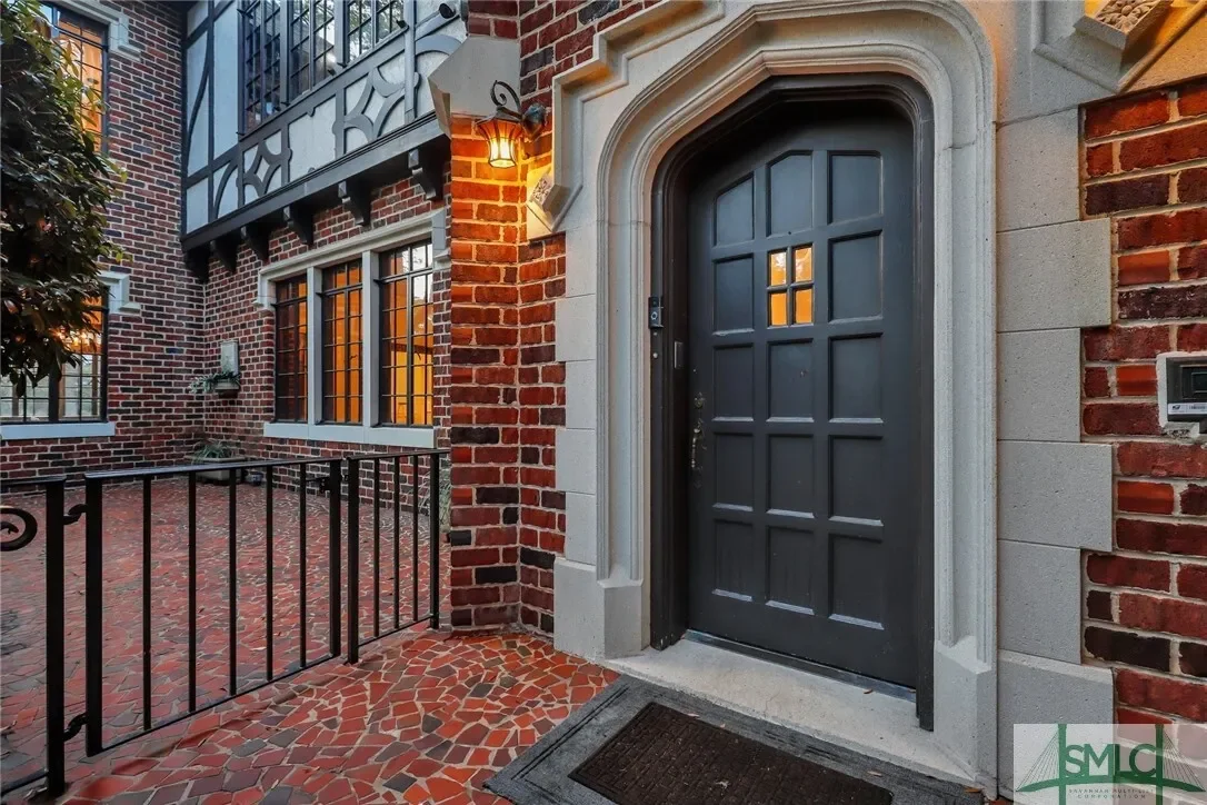 Exterior photo 5