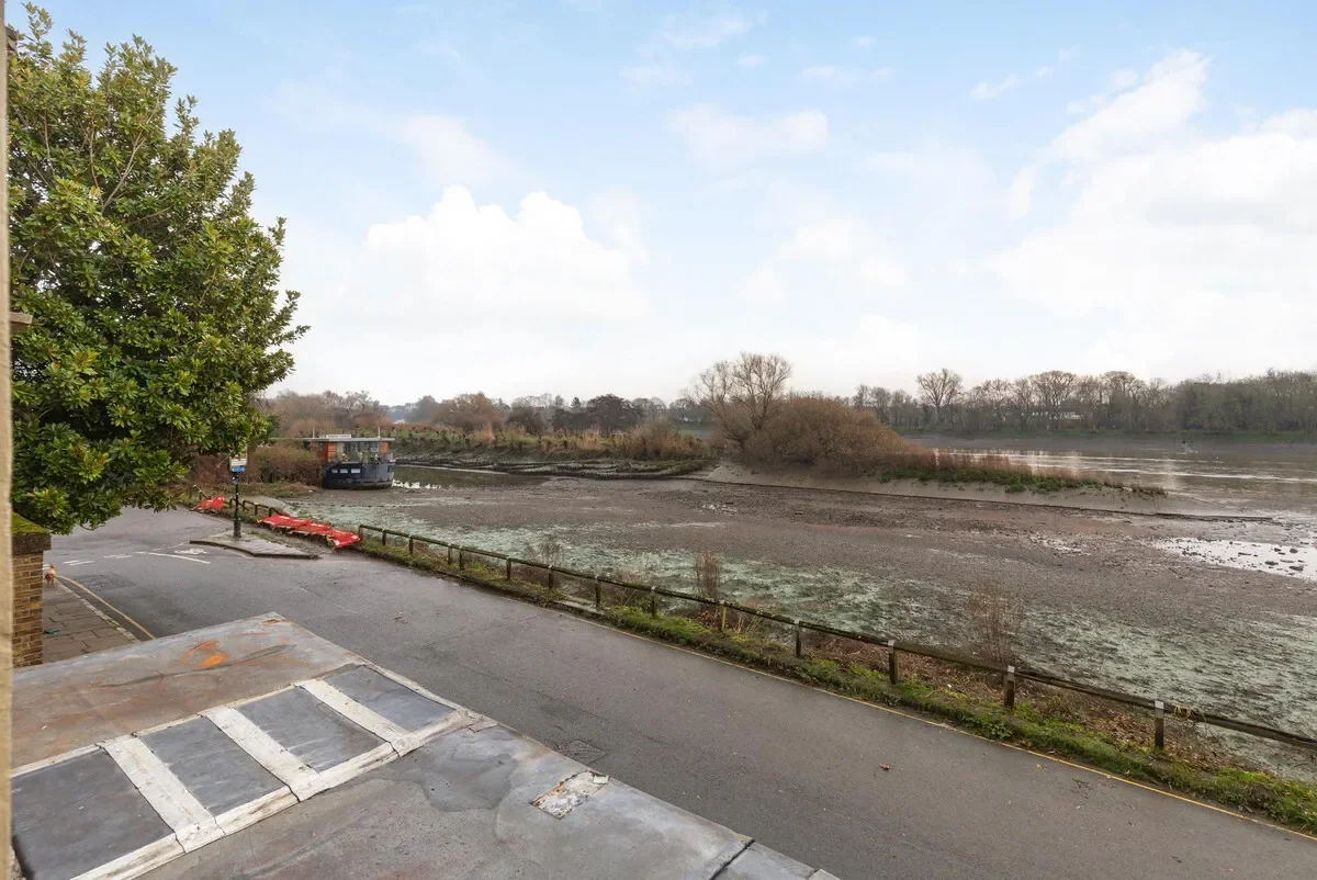 Exterior photo 5