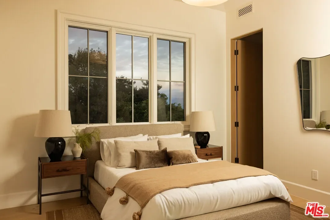 1682 San Onofre Dr, Los Angeles, California, United States. - Photo 9