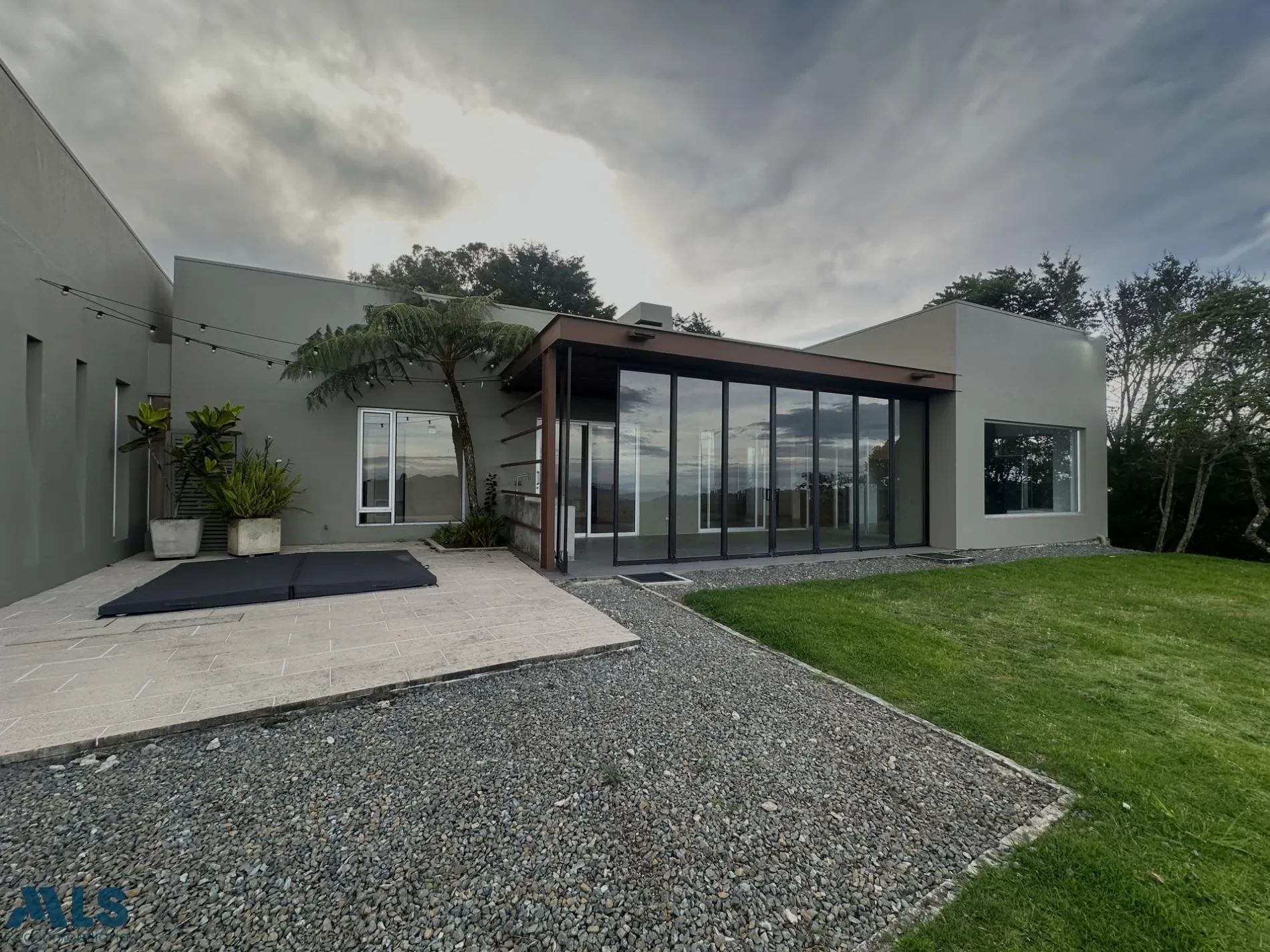 Exterior photo 5