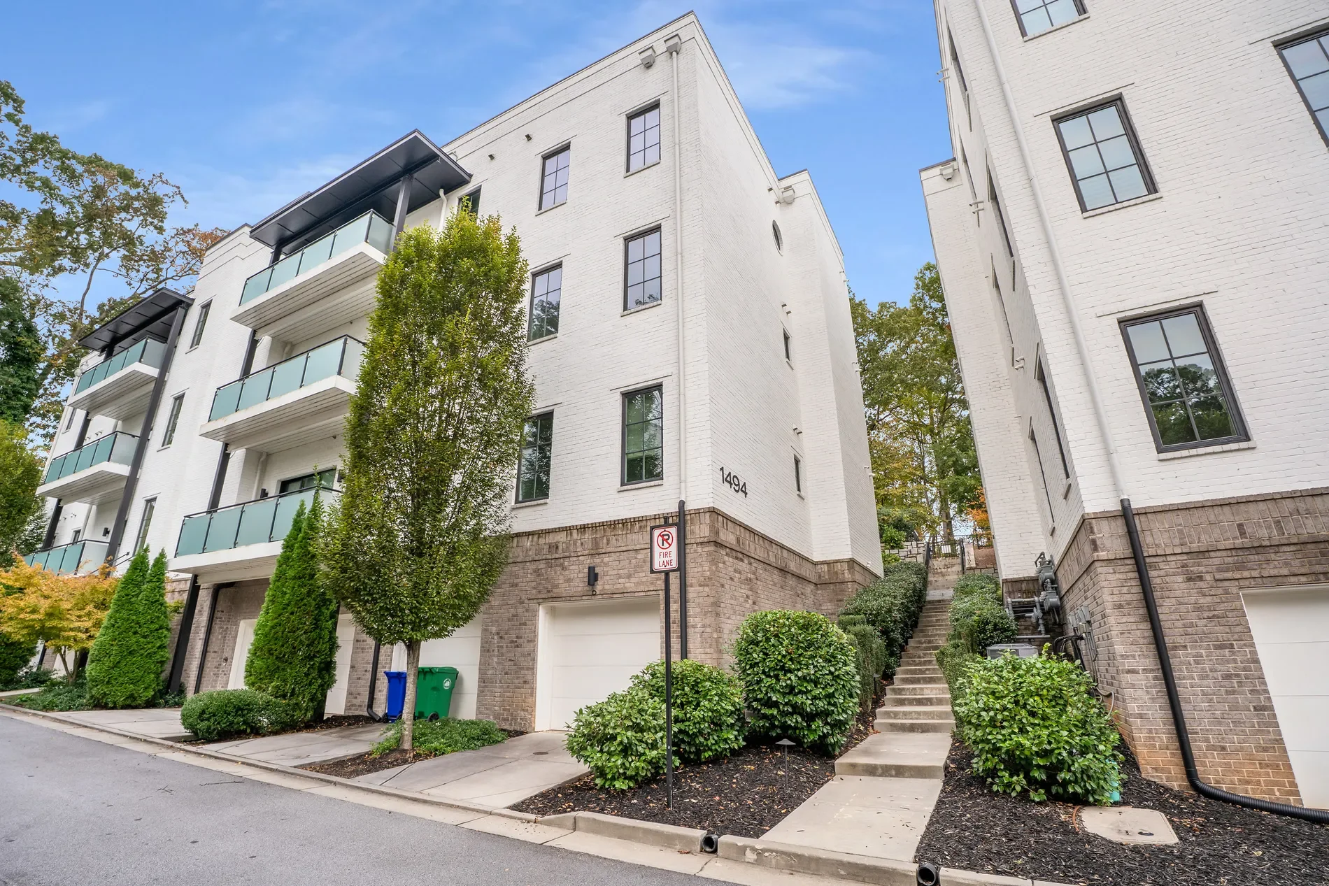 Exterior photo 1