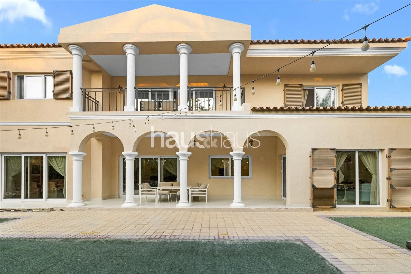 Exterior photo 3