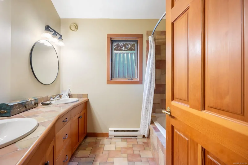 900 Spider Lake Rd, Qualicum Beach, British Columbia, Canada. - Photo 2