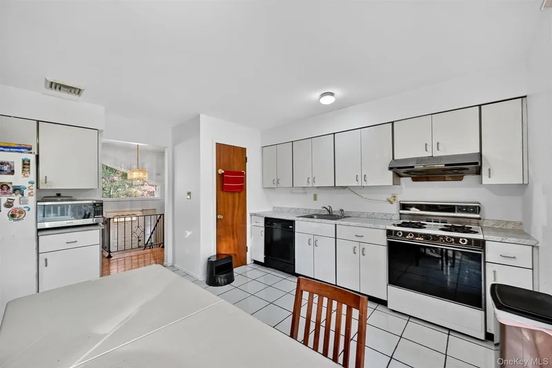 5 Schettig Court, Spring Valley, NY 10977, Spring Valley, New York, United States. - Photo 5