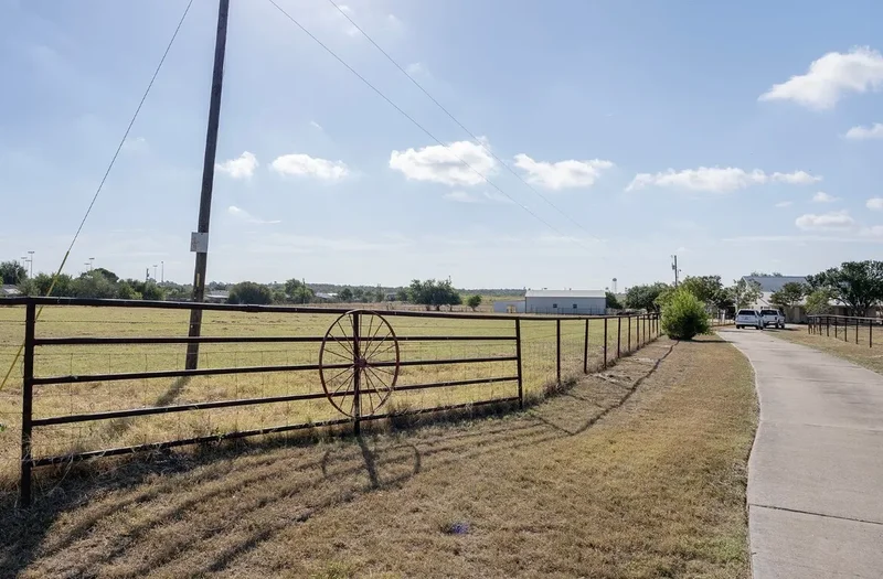 1833 County Road 305, Jarrell, TX 76537, Jarrell, Texas, United States. - Photo 7