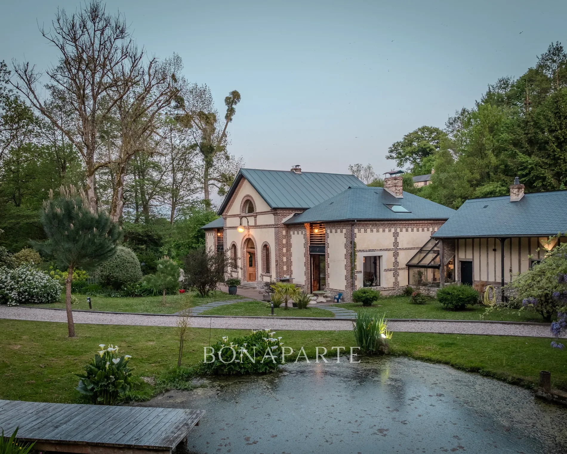 Exterior photo 6