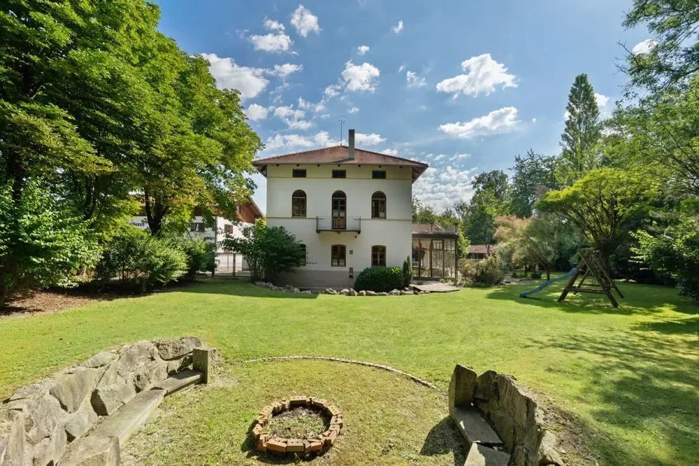 Exterior photo 11