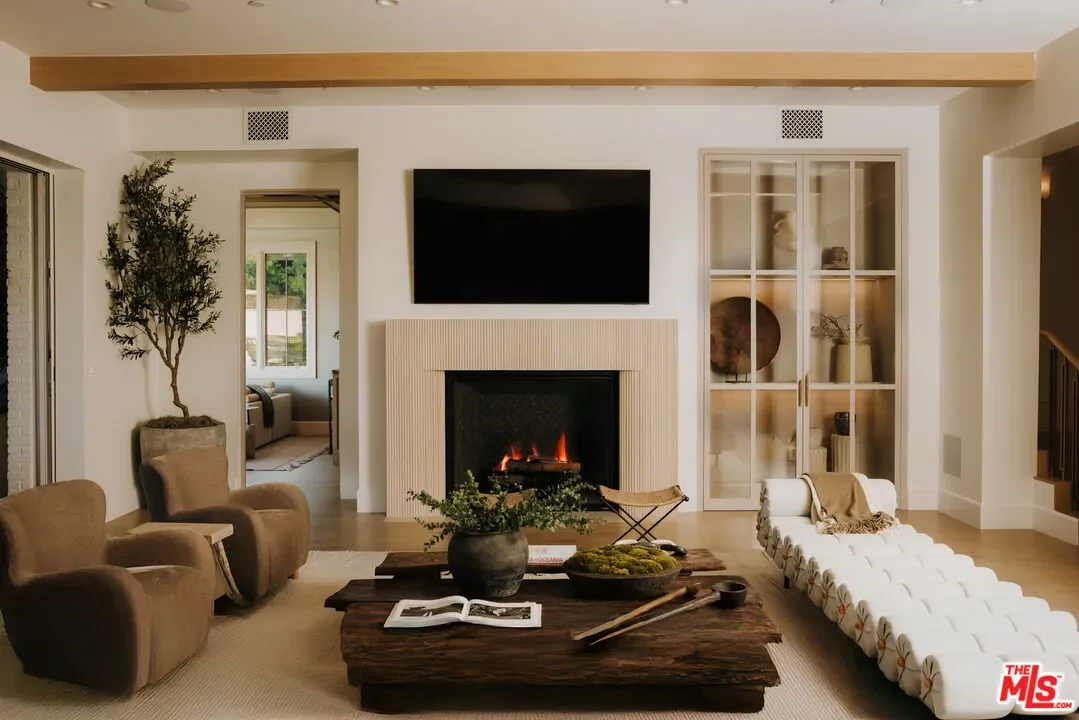 1682 San Onofre Dr, Los Angeles, California, United States. - Photo 16