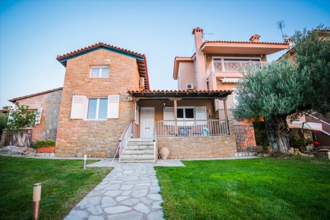 Exterior photo 1