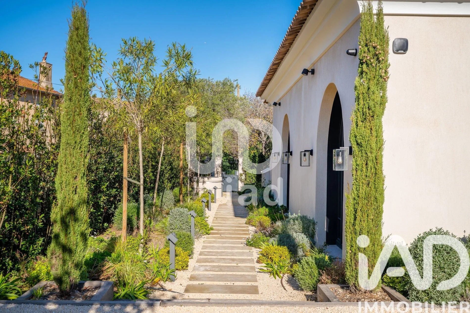 Exterior photo 2