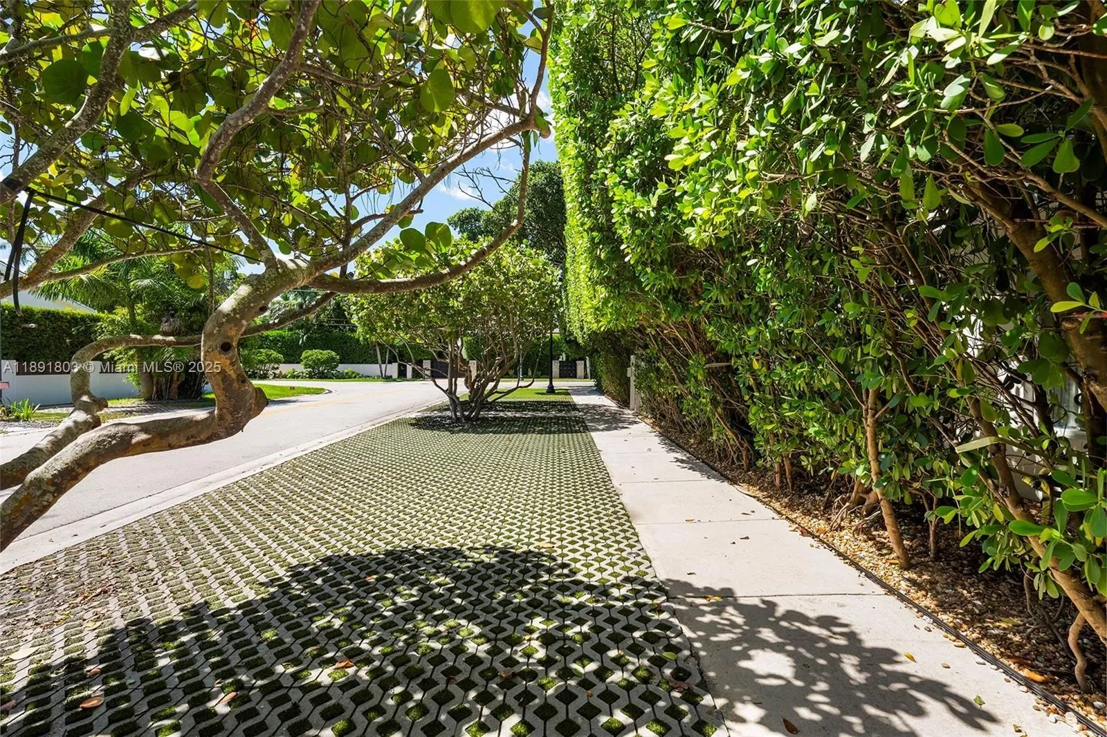 2701 N Bay Rd, Miami Beach, Florida, United States. - Photo 35