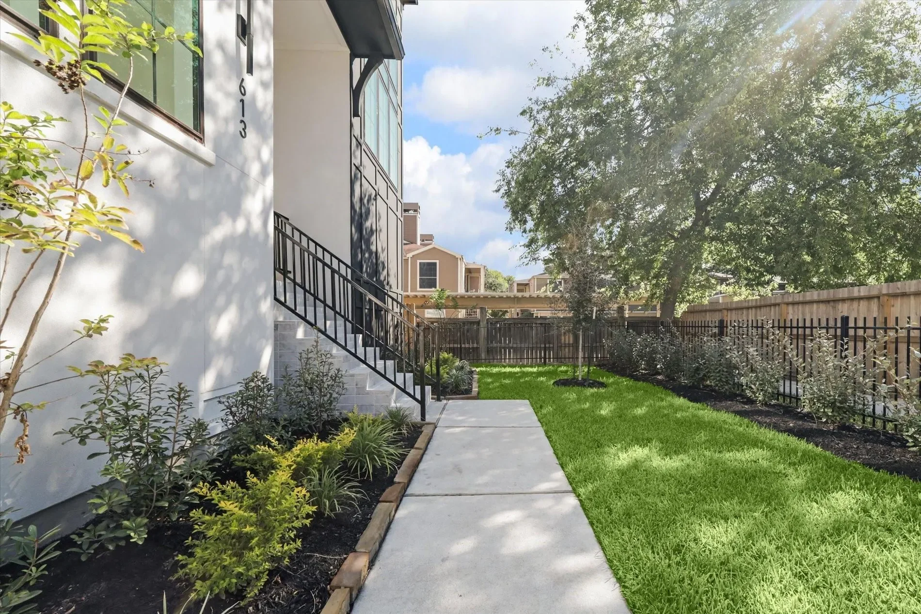 Exterior photo 2