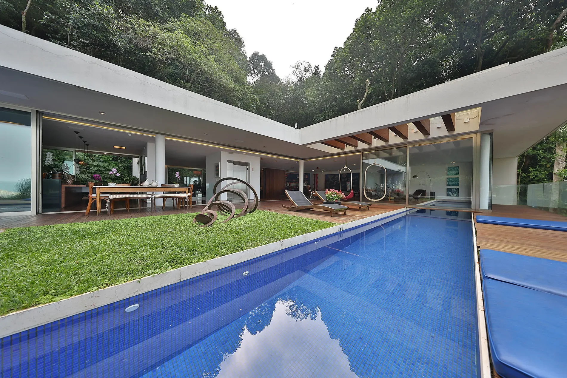 Exterior photo 5