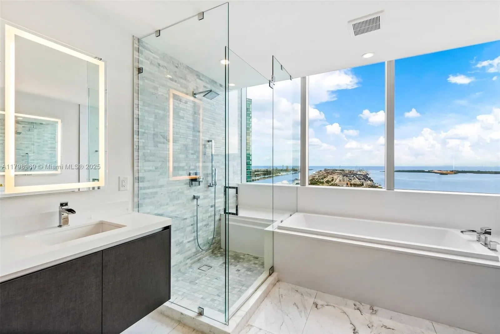851 NE 1st Ave #4011, Miami, FL 33132, Miami, Florida, United States. - Photo 27