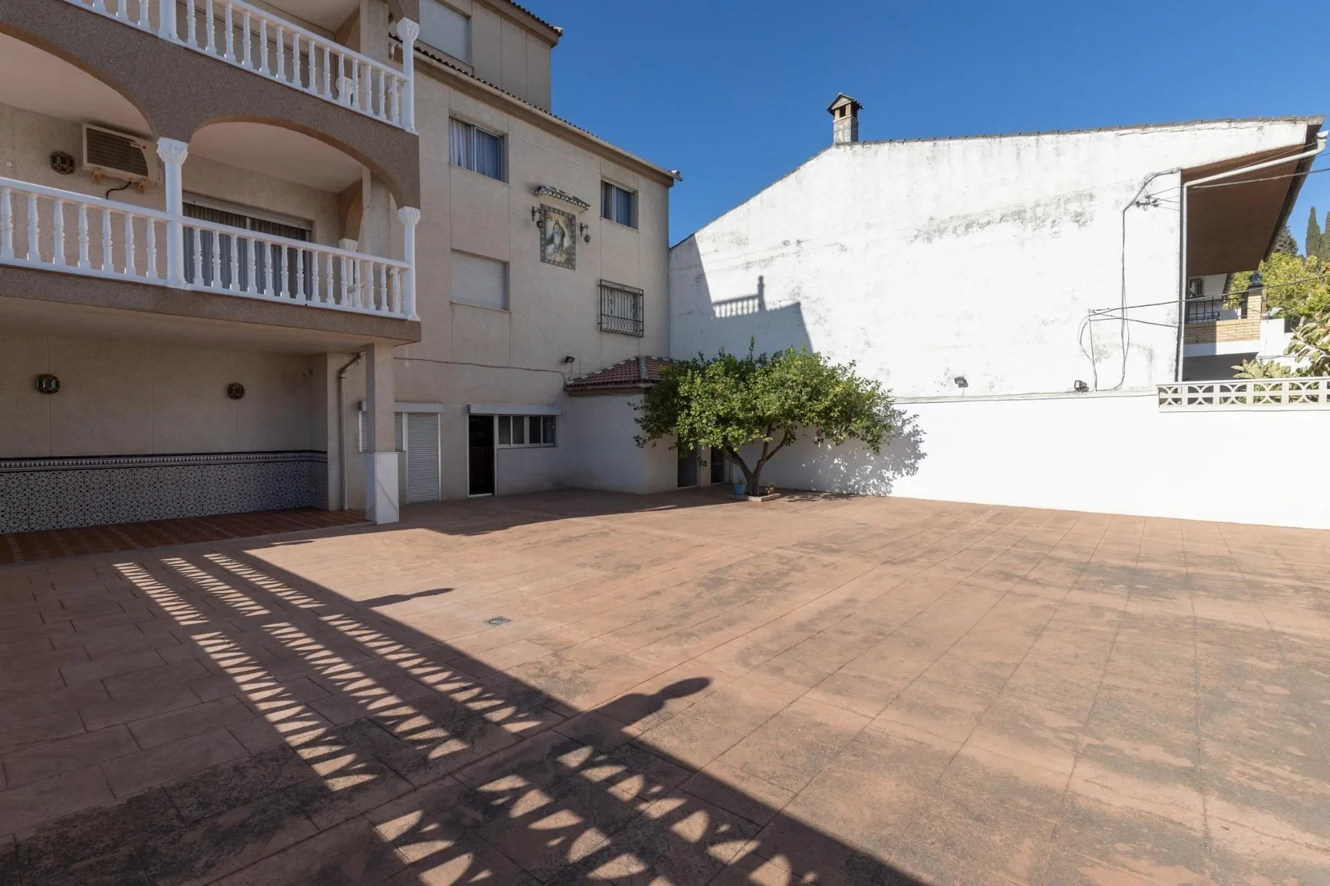 Exterior photo 6
