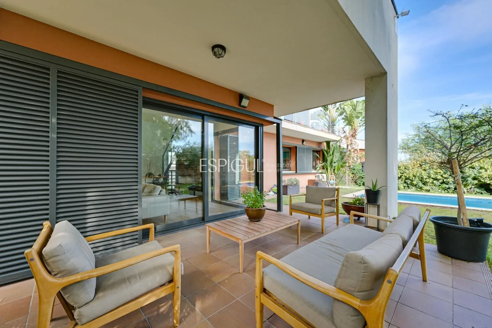 Exterior photo 6
