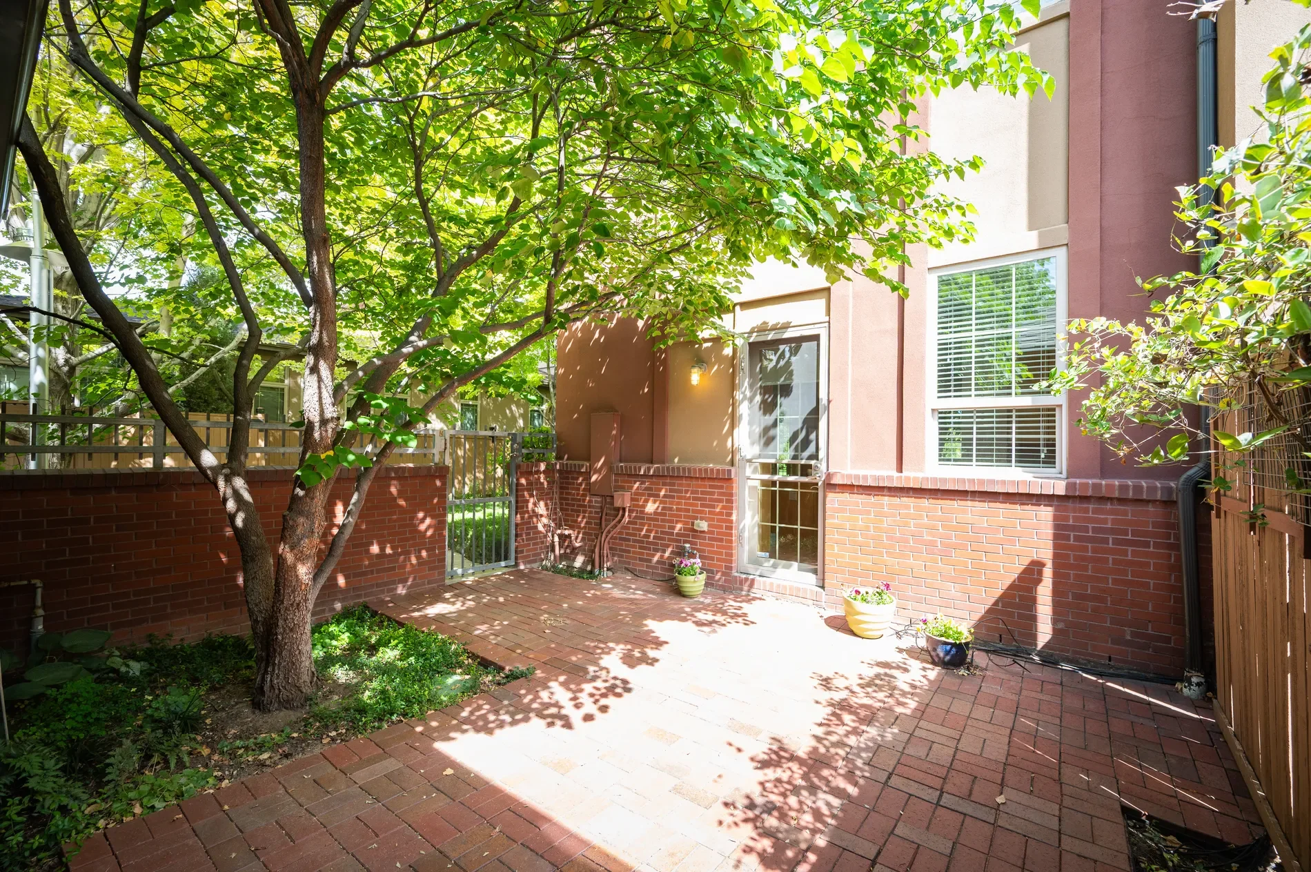 Exterior photo 1