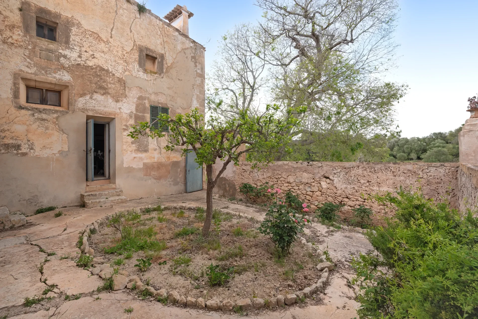 Exterior photo 8