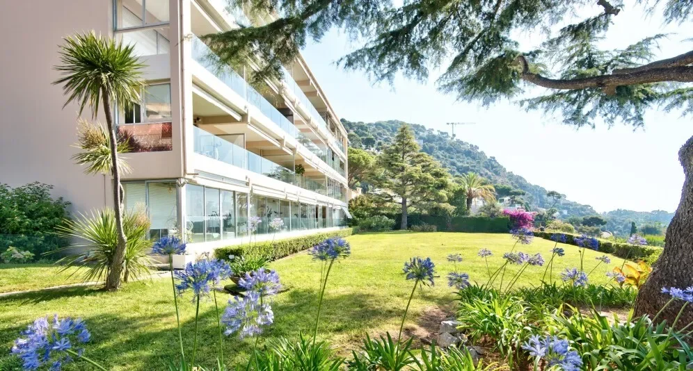 VILLEFRANCHE SUR MER - 2 BEDROOM APARTMENT OF 50 SQM FOR SALE - SUPERB SEA VIEW - FULLY RENOVATED -