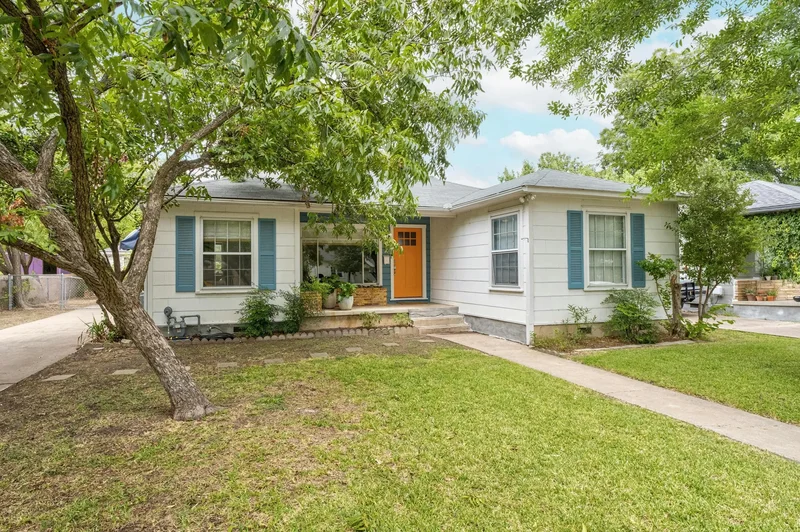 Charming Bungalow In The Heart Of Crestview