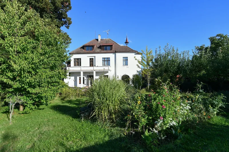 Elegant 1920s Villa with Garden, Terraces & Castle Proximity