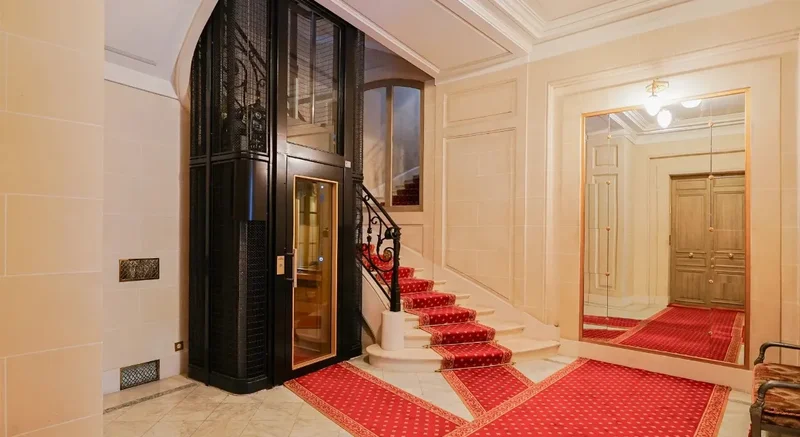 Neuilly sur Seine, Neuilly-sur-Seine, Île-de-France, France. - Photo 19