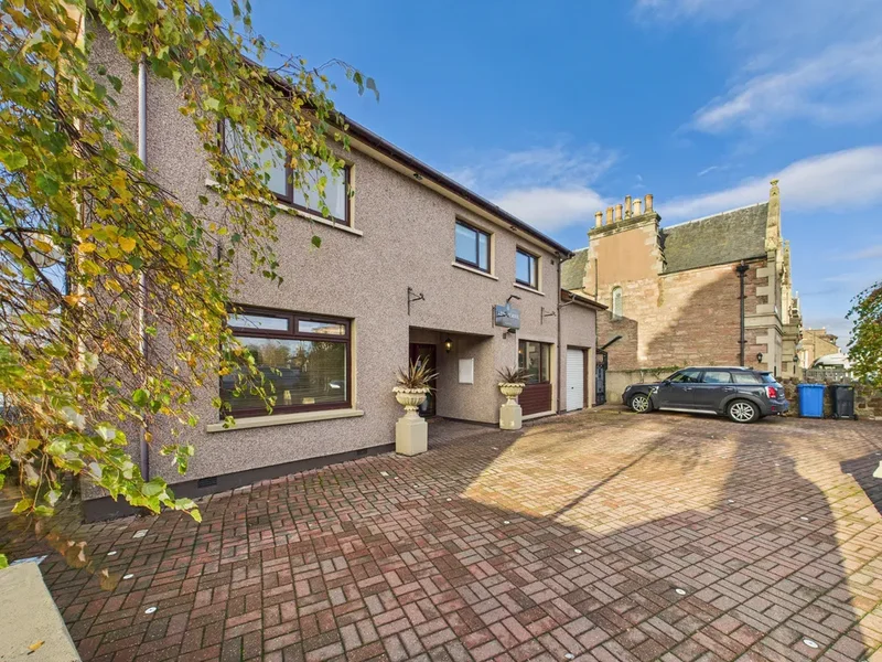 Ardentorrie Guest House is a stylish and spacious property in the heart of Inverness, perfectly posi