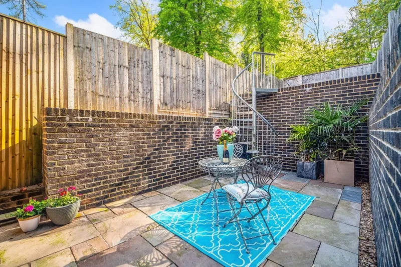 Woodlands Place, Caterham, England, United Kingdom. - Photo 21