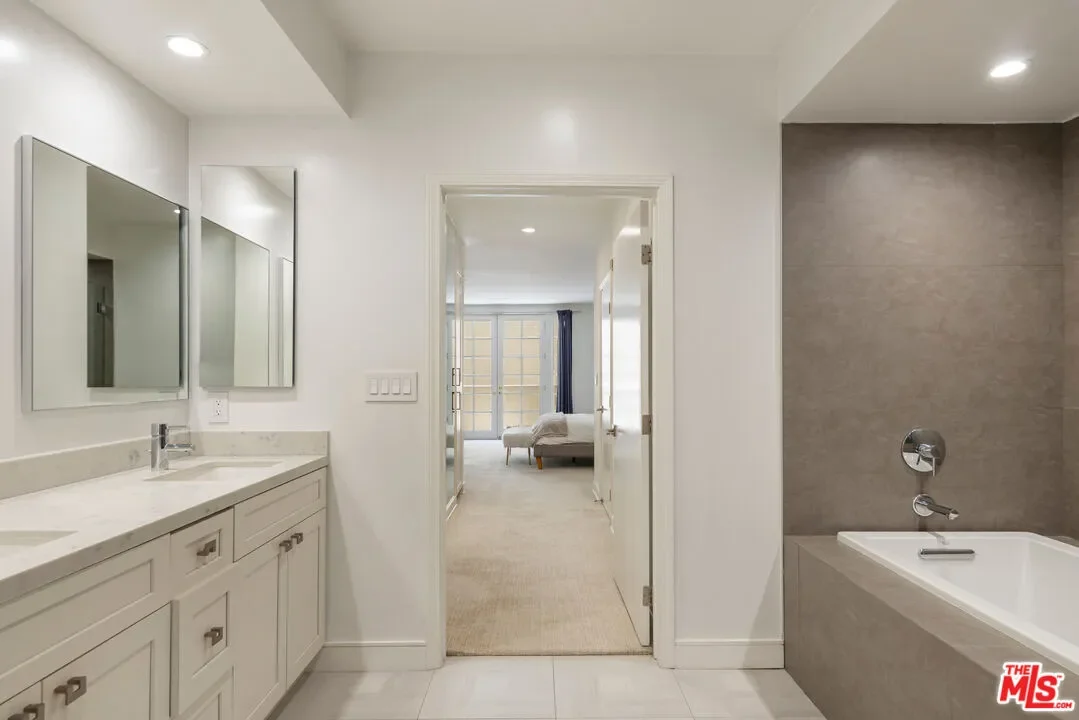 575 S Barrington Ave, Los Angeles, California, United States. - Photo 2