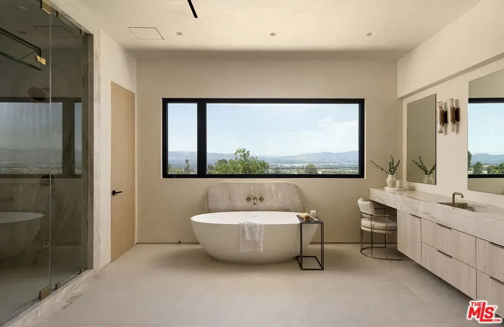 16401 Mulholland Drive, Los Angeles, California, United States. - Photo 21