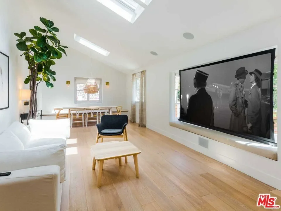 3279 Ledgewood Drive, Los Angeles, California, United States. - Photo 16