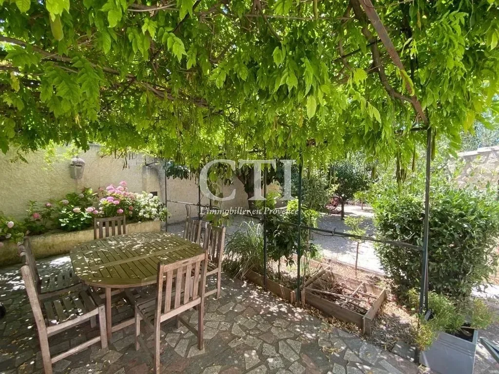 Exterior photo 9