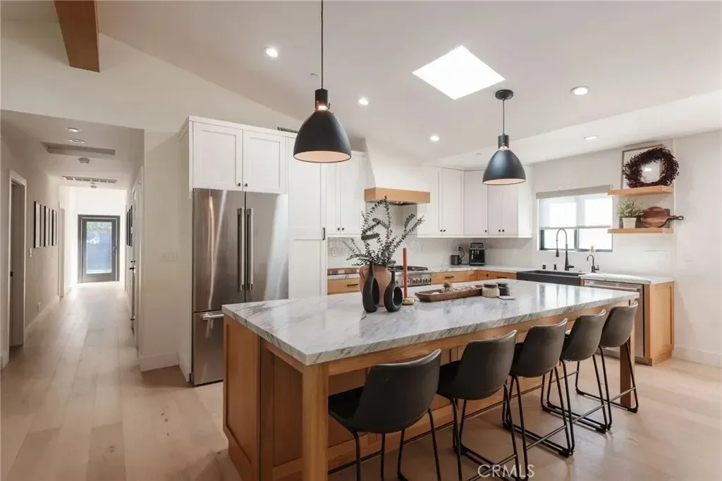 966 Rosecrans Avenue, Manhattan Beach, California, United States. - Photo 2